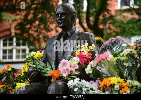 Alan Turing statua con fiori Foto Stock