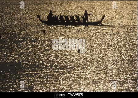 Yogyakarta, Indonesia. Il 23 giugno, 2019. Persone partecipano a una gara di dragon boat a Depok beach in Yogyakarta, Indonesia, 23 giugno 2019. Credito: Supriyanto/Xinhua/Alamy Live News Foto Stock