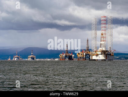 Impianti di trivellazione del petrolio e piattaforme di perforazione in Cromarty Firth, Ross and Cromarty, Scotland, Regno Unito. Foto Stock