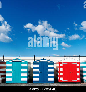 Spiaggia multicolore di capanne in North Berwick Harbour, East Lothian, Scozia, Regno Unito. Foto Stock