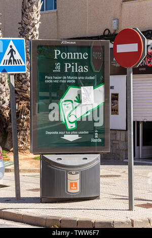 Riciclaggio della batteria dello scomparto di deposito in Sucina, Murcia, Spagna, Europa. Ponme las Pilas. Lo spagnolo street scene con nessuna voce e attraversando la segnaletica stradale. Bin Foto Stock