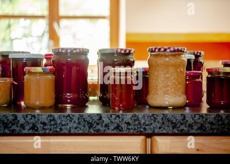 Vasi di marmellata fatta in casa riposare su un piano di cucina. Foto Stock