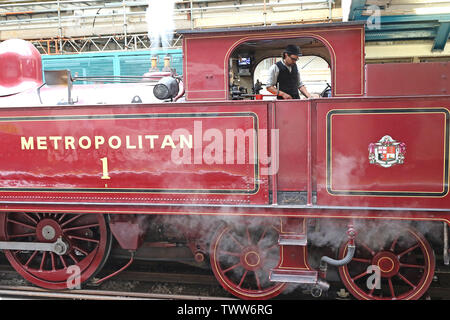 Metropolitan No.1 locomotiva a vapore, vapore sulla metropolitana District 150, District Line centocinquantesimo anniversario, Ealing Broadway Tube Station, London, Regno Unito Foto Stock