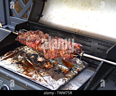 Spalla di maiale dopo aver fatto sul barbecue Foto Stock