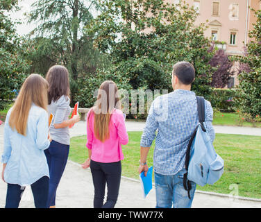 Outdoor ritratto di un gruppo di studenti a piedi nel parco della scuola Foto Stock