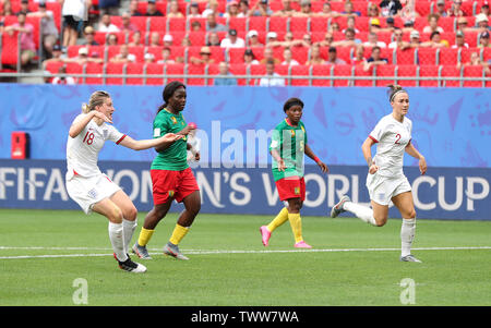 L'Inghilterra del Ellen White (sinistra) punteggi suo lato il secondo obiettivo del gioco durante il FIFA Coppa del Mondo femminile, round di sedici corrispondono allo stato du Hainaut, Valenciennes. Foto Stock