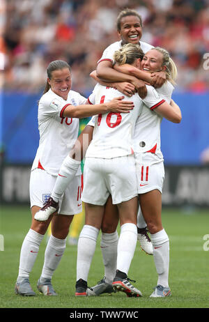 L'Inghilterra del Ellen White (centro) celebra il suo punteggio lato il secondo obiettivo del gioco con i compagni di squadra durante il FIFA Coppa del Mondo femminile, round di sedici corrispondono allo stato du Hainaut, Valenciennes. Foto Stock