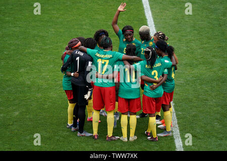 Il Camerun i giocatori in un huddle sul passo avanti della seconda metà durante il FIFA Coppa del Mondo femminile, round di sedici corrispondono allo stato du Hainaut, Valenciennes. Foto Stock