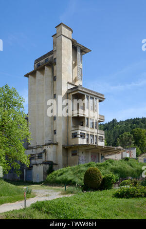 Abbandonata e vacante in silos, costruito 1937-1938, ora un edificio elencato, Riez, Alpes-de-Haute-Provence Provence Francia Foto Stock