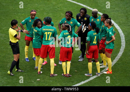 I giocatori del Camerun stand in un huddle sul passo dopo Inghilterra di Ellen White punteggi di un obiettivo che è inizialmente dato come fuorigioco ma poi lasciata da VAR durante il FIFA Coppa del Mondo femminile, round di sedici corrispondono allo stato du Hainaut, Valenciennes. Foto Stock