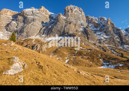 Ora d'oro in Italia sulle Dolomiti, lunga escursione in montagna, paesaggi autunnali in alpine. Imponenti pareti rocciose delle Pale di San Martino. Foto Stock