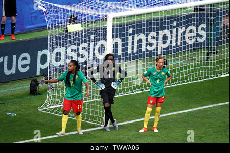 Camerun portiere Annette Ndom ONG (1), Aurelle Awona (sinistra) e Estelle Johnson (destra) attendono un VAR di decisione per un eventuale sanzione durante il FIFA Coppa del Mondo femminile, round di sedici corrispondono allo stato du Hainaut, Valenciennes. Foto Stock