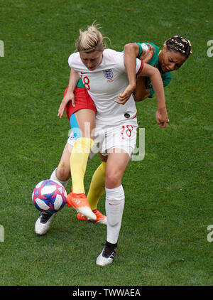 L'Inghilterra del Ellen White (sinistra) e in Camerun Estelle Johnson (destra) battaglia per la sfera durante il FIFA Coppa del Mondo femminile, round di sedici corrispondono allo stato du Hainaut, Valenciennes. Foto Stock