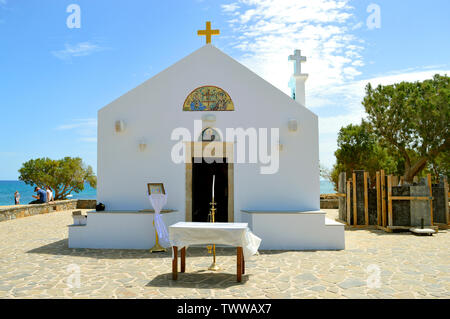 Chiesa dei Santi Costantino ed Elena una piccola e bella chiesa ortodossa greca a Kato Gouves in C Foto Stock