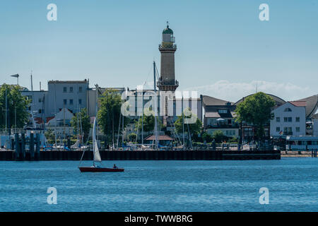 Faro e waterside promenade di Warnemuende/Rostock il tedesco del mar Baltico Foto Stock