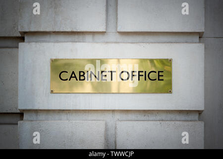 Segnaletica per il Cabinet Office è un edificio situato su Whitehall a Londra, Regno Unito. Foto Stock
