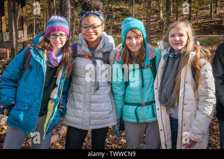 Razza mista teen ragazze abbracciando insieme e sorridente al Tremont istituto nel Parco Nazionale di Great Smoky Mountains. Foto Stock