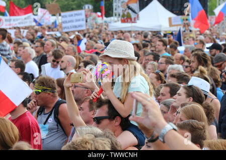 Praga Repubblica Ceca, 23 giu 2019. Un uomo avente una piccola ragazza sulle spalle. Foto Stock