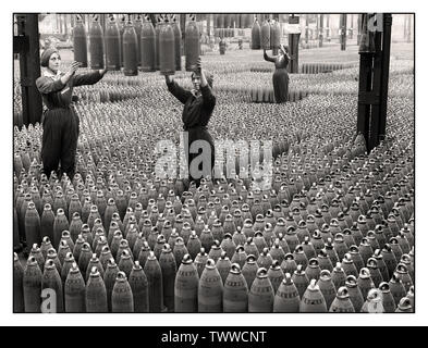 Annata 1915 World War 1 Factory Shells Munitions donne lavoratrici belliche informazioni sulla produzione immagine di Propaganda della vasta fabbrica di rifornimento di munizioni Chilwell, Gran Bretagna WW1 più di 19 milioni di conchiglie di fanteria e navali sono stati riempiti di esplosivi qui da 10.000 lavoratori tra il 1915 e il 1918, durante la prima guerra mondiale. La fabbrica ha riempito il 50% di tutti i proiettili britannici durante la grande prima guerra mondiale. Foto Stock