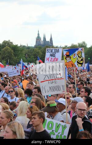 Praga Repubblica Ceca, 23 giu 2019. Il Castello di Praga dietro i manifestanti. Foto Stock