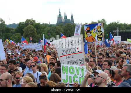 Praga Repubblica Ceca, 23 giu 2019. Più di 250.000 manifestanti hanno allagato Letna con cartelloni che richiedono le dimissioni di Andrei Babis. Essi un Foto Stock