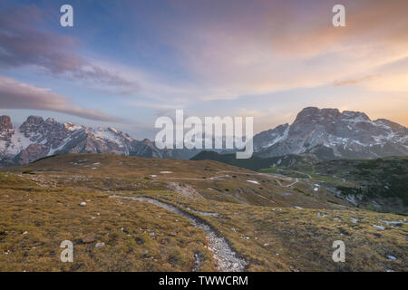 Cielo risplendente al tramonto, colori caldi nel cielo durante l ora d'oro, vivaci del cielo e le nuvole colorate visto dalla cima. Vista dal Monte Specie. Foto Stock