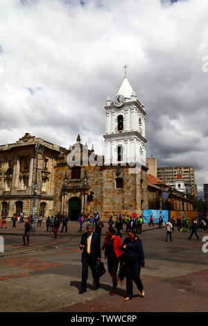 Ufficio lavoratori oltrepassando la chiesa di San Francisco e il palazzo, Bogotá, Colombia Foto Stock