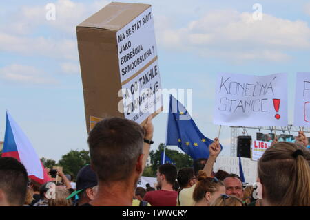 Praga Repubblica Ceca, 23 giu 2019. Più di 250.000 manifestanti hanno allagato Letna con cartelloni che richiedono le dimissioni di Andrei Babis. Essi un Foto Stock