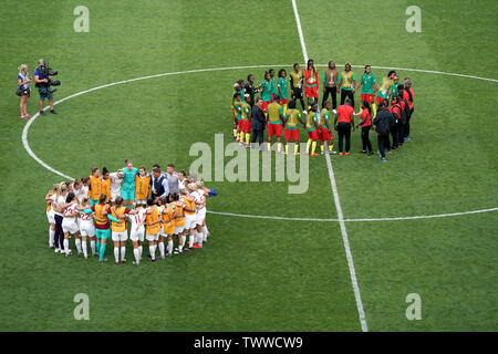 Inghilterra e Camerun giocatori sul campo dopo la FIFA Coppa del Mondo femminile, round di sedici corrispondono allo stato du Hainaut, Valenciennes. Foto Stock