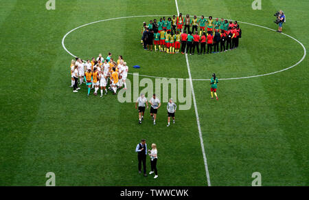 Inghilterra e Camerun giocatori e staff sul campo dopo la FIFA Coppa del Mondo femminile, round di sedici corrispondono allo stato du Hainaut, Valenciennes. Foto Stock