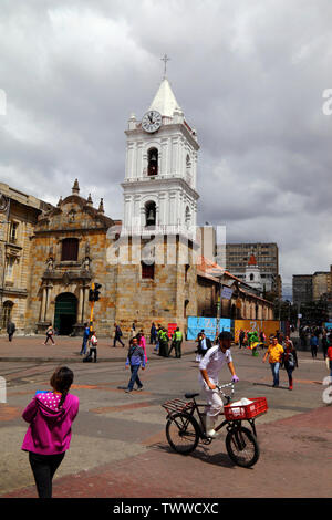 Uomo di consegna sulla bicicletta e la chiesa di San Francisco, Bogotà, Colombia Foto Stock
