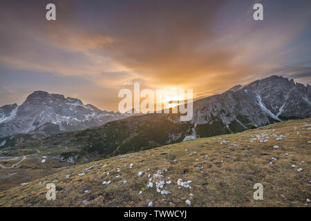 Cielo risplendente al tramonto, colori caldi nel cielo durante l ora d'oro, vivaci del cielo e le nuvole colorate visto dalla cima. Vista dal Monte Specie. Foto Stock