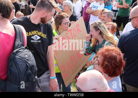 Praga Repubblica Ceca, 23 giu 2019. Questa zona è piena. Il volontario spiega alla signora che lei non è in grado di inserire la manifestazione dedicata area. Foto Stock