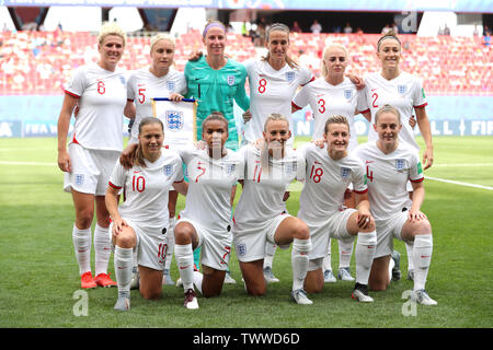 L'Inghilterra (da sinistra a destra, dalla parte anteriore a quella posteriore) Millie luminose, Steph Houghton, portiere Karen Bardsley, Jill Scott, Alex Greenwood, Lucy bronzo, Fran Kirby, Nikita Parris, Toni Duggan, Ellen White e Keira Walsh prima di kick-off durante il FIFA Coppa del Mondo femminile, round di sedici corrispondono allo stato du Hainaut, Valenciennes. Foto Stock