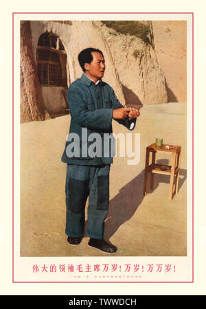 Anni Sessanta il Presidente Mao Vintage Propaganda cinese poster pubblicato nel 1969 con una fotografia di un giovane Mao Zedong, offrendo un rapporto di quadri in Yan'an, 1941. Cina, 1969 Mao Zedong (26 dicembre 1893 - 9 settembre 1976), noto anche come il Presidente Mao, era un comunista cinese rivoluzionario che divenne il padre fondatore della repubblica popolare di Cina e che egli ha stabilito come il presidente del Partito Comunista della Cina dalla sua costituzione nel 1949 fino alla sua morte nel 1976. Le sue teorie, strategie militari e politiche sono collettivamente noti come il maoismo. Foto Stock