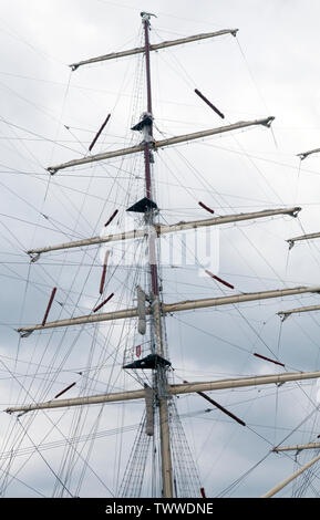 Il montante del Dar Pomorza un museo nave ormeggiata a Gdynia, Polonia. Foto Stock