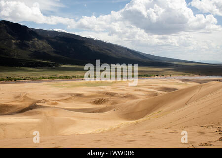 Arrampicata attraverso le dune in grandi dune di sabbia del Parco Nazionale. I ripidi pendii e alte velocità del vento hanno reso il viaggio dura, ma le opinioni ne vale assolutamente la pena. Foto Stock