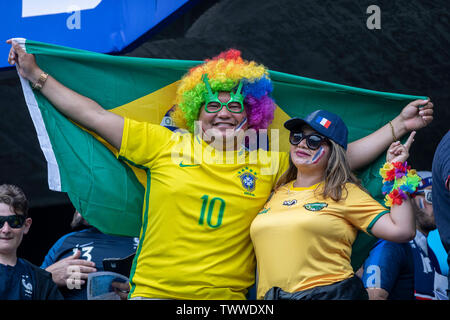 Le Havre, Francia. Il 23 giugno, 2019. I tifosi brasiliani prima di una partita tra il Brasile e la Francia. La qualificazione della Coppa del Mondo di calcio. La FIFA. Tenuto presso Il Oceane Stadium di Le Havre, Francia. Credito: Foto Arena LTDA/Alamy Live News Foto Stock