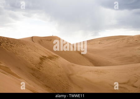 Arrampicata attraverso le dune in grandi dune di sabbia del Parco Nazionale. I ripidi pendii e alte velocità del vento hanno reso il viaggio dura, ma le opinioni ne vale assolutamente la pena. Foto Stock