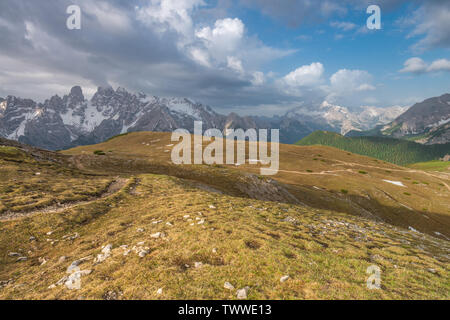 Altavia delle Dolomiti, Dolomiten Hohenweg presso sunrise, sentiero escursionistico in Alto Adige, Italia il movimento serpeggiante attraverso scenario alpino e alte vette. Foto Stock