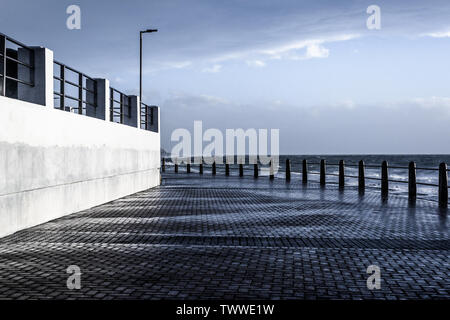 La Seapoint Promenade nel Sud Africana di Città del Capo durante i mesi invernali Foto Stock
