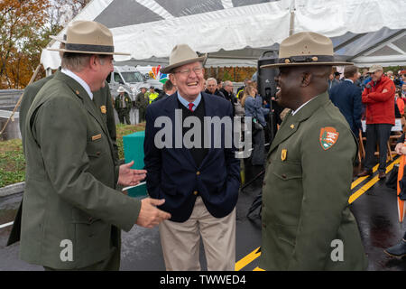 Il senatore Lamar Alexander risate con i membri del servizio del Parco Nazionale per la dedicazione del Foothills Parkway in Great Smoky Mountains. Foto Stock