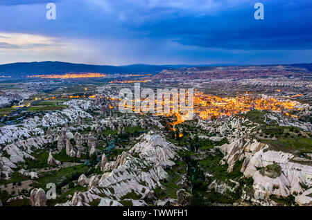 Vista aerea di Goreme al tramonto. Cappadocia, Turchia Foto Stock