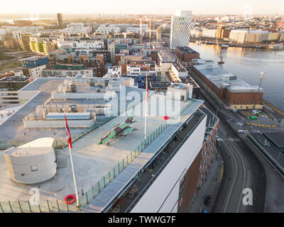 Jet da combattimento sul tetto di Helsinki Foto Stock