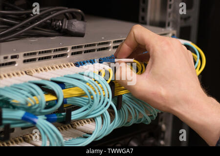 Il trasferimento dei dati dalla fibra ottica information technology Foto Stock