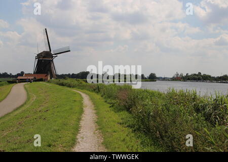 Mulini a vento come sistema a pompa fuori l'acqua dell'Tweemanspolder in Zevenhuizen nei Paesi Bassi Foto Stock