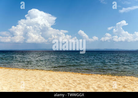 Sabbia di mare sky concept. La sabbia sulla spiaggia e il Cielo di estate blu, calma e concetto di natura Foto Stock
