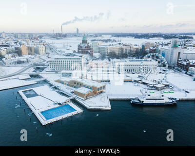 Helsinki, Finlandia. Ciò che si vede è la allas mare piscina piscina, aperta tutto l'anno e il quartiere di Katajanokka dietro di esso. Foto Stock