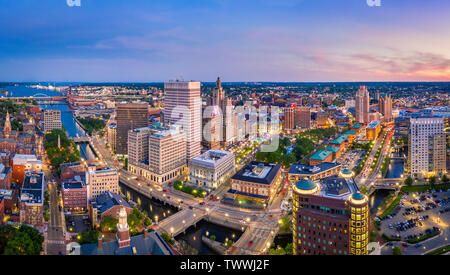 Panoramica aerea della Provvidenza skyline al tramonto. La provvidenza è la capitale degli Stati Uniti stato di Rhode Island. Fondata nel 1636 è uno dei più antichi Foto Stock