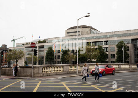 Il Consiglio municipale di Dublino edificio sul molo di legno lungo il fiume Liffey a Dublino, Irlanda. Foto Stock